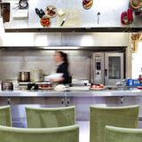 Lake House: Daylesford, Victoria  Nördlich von Melbourne liegt an dem Ufer des Lake Daylesford eine Adresse für Feinschmecker. Das Restaurant des Landhotels ist für seine gute Küche berühmt. Nur frischeste Zutaten von lokalen Produzenten werden von den Küchenchefs Alla Wolf Tasker und David Green verarbeitet. Das Besondere: Sie bieten ihren Gästen auch Kochkurse an und laden für ihre Meisterklasse Köche aus Melbourne und Sydney ein.  Info: www.lakehouse.com.au