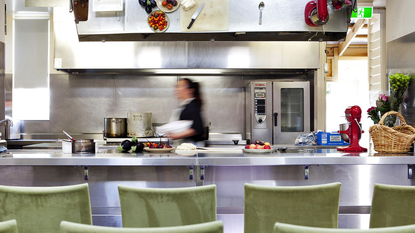 Lake House: Daylesford, Victoria  Nördlich von Melbourne liegt an dem Ufer des Lake Daylesford eine Adresse für Feinschmecker. Das Restaurant des Landhotels ist für seine gute Küche berühmt. Nur frischeste Zutaten von lokalen Produzenten werden von den Küchenchefs Alla Wolf Tasker und David Green verarbeitet. Das Besondere: Sie bieten ihren Gästen auch Kochkurse an und laden für ihre Meisterklasse Köche aus Melbourne und Sydney ein.  Info: www.lakehouse.com.au