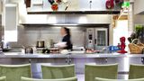 Lake House: Daylesford, Victoria  Nördlich von Melbourne liegt an dem Ufer des Lake Daylesford eine Adresse für Feinschmecker. Das Restaurant des Landhotels ist für seine gute Küche berühmt. Nur frischeste Zutaten von lokalen Produzenten werden von den Küchenchefs Alla Wolf Tasker und David Green verarbeitet. Das Besondere: Sie bieten ihren Gästen auch Kochkurse an und laden für ihre Meisterklasse Köche aus Melbourne und Sydney ein.  Info: www.lakehouse.com.au