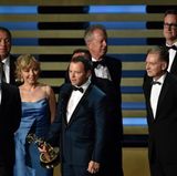 "Fargo"  Der als beste Miniserie ausgezeichnete Zehnteiler knüpft lose an den gleichnamigen Film der Coen-Brüder aus dem Jahr 1996 an. Die Geschichte spielt wie die Vorlage in einer Kleinstadt im winterlichen Minnesota, es dominiert Schnee, Blut und tiefschwarzer Humor. In den Hauptrollen brillieren Billy Bob Thornton und Martin "Dr Watson" Freeman.   Geeignet für: Fans der Coen-Brüder  Wo kann ich das sehen? In Deutschland bislang leider noch gar nicht.