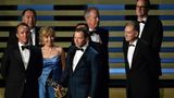 "Fargo"  Der als beste Miniserie ausgezeichnete Zehnteiler knüpft lose an den gleichnamigen Film der Coen-Brüder aus dem Jahr 1996 an. Die Geschichte spielt wie die Vorlage in einer Kleinstadt im winterlichen Minnesota, es dominiert Schnee, Blut und tiefschwarzer Humor. In den Hauptrollen brillieren Billy Bob Thornton und Martin "Dr Watson" Freeman.   Geeignet für: Fans der Coen-Brüder  Wo kann ich das sehen? In Deutschland bislang leider noch gar nicht.