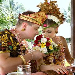 In Indonesien sollte die linke Hand bei Tisch nie mit Essen direkt in Berührung kommen - sie gilt als unrein