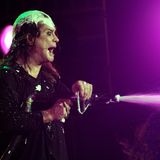 ... "Black Sabbath"-Frontmann Ozzy Osbourne, hier zu sehen bei seinen typischen Wasser-Shows während der Konzerte ...