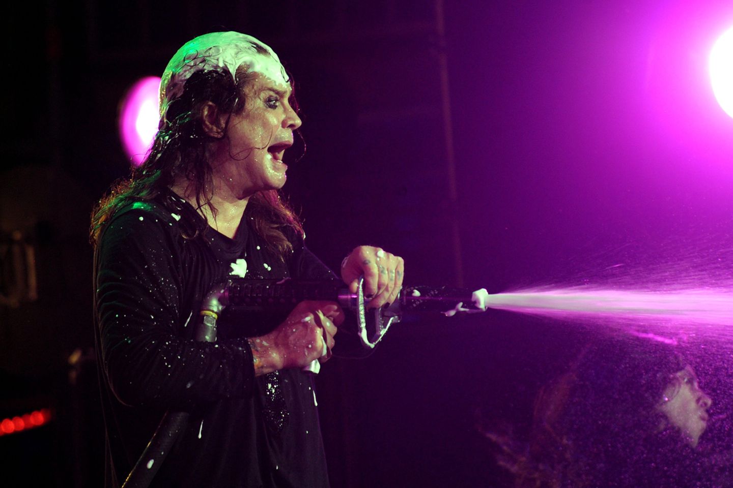 ... "Black Sabbath"-Frontmann Ozzy Osbourne, hier zu sehen bei seinen typischen Wasser-Shows während der Konzerte ...