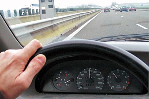 Ein Alptraum: Hacker übernehmen in voller Fahrt die Kontrolle des Fahrzeugs