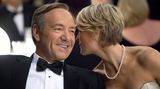Das gab es noch nie: Erstmals in der Geschichte der #link;beim Bezahlkanal Sky Atlantic HD zu sehen.;Emmys# kann sich eine Serie Hoffnung auf den begehrten Fernsehpreis machen, die fürs Internet produziert wurde. "House of Cards" ist exklusiv über den Streamingdienst Netflix zu empfangen. Im Mittelpunkt steht der mächtige Kongressabgeordnete Francis Underwood (Kevin Spacey), der in der US-Politik die Fäden zieht, dabei aber vor allem seine eigene Karriere verfolgt. Seine Frau Claire (Robin Wright) unterstützt ihn dabei. Die Serie ist insgesamt neun Mal für den Fernseh-Oscar nominiert, darunter in der Königs-Kategorie "Outstanding Drama". Auch die beiden Hauptdarsteller Spacey und Penn dürfen sich Hoffnungen auf einen Emmy machen. In Deutschland wird "House of Cards" im September beim Bezahlkanal Sky Atlantic HD zu sehen sein.
