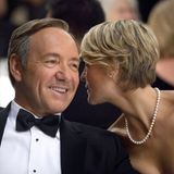 Das gab es noch nie: Erstmals in der Geschichte der #link;beim Bezahlkanal Sky Atlantic HD zu sehen.;Emmys# kann sich eine Serie Hoffnung auf den begehrten Fernsehpreis machen, die fürs Internet produziert wurde. "House of Cards" ist exklusiv über den Streamingdienst Netflix zu empfangen. Im Mittelpunkt steht der mächtige Kongressabgeordnete Francis Underwood (Kevin Spacey), der in der US-Politik die Fäden zieht, dabei aber vor allem seine eigene Karriere verfolgt. Seine Frau Claire (Robin Wright) unterstützt ihn dabei. Die Serie ist insgesamt neun Mal für den Fernseh-Oscar nominiert, darunter in der Königs-Kategorie "Outstanding Drama". Auch die beiden Hauptdarsteller Spacey und Penn dürfen sich Hoffnungen auf einen Emmy machen. In Deutschland wird "House of Cards" im September beim Bezahlkanal Sky Atlantic HD zu sehen sein.