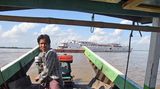 Auf Reede vor Bagan: das in Deutschland gebaute Flussschiff "Road to Mandalay" mit 43 Kabinen, birmanischem Dekor und westlichem Luxus. Das Schiff war ursprünglich als "MS Nederland/Elbresidenz" auf Rhein und Elbe unterwegs
