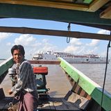 Auf Reede vor Bagan: das in Deutschland gebaute Flussschiff "Road to Mandalay" mit 43 Kabinen, birmanischem Dekor und westlichem Luxus. Das Schiff war ursprünglich als "MS Nederland/Elbresidenz" auf Rhein und Elbe unterwegs