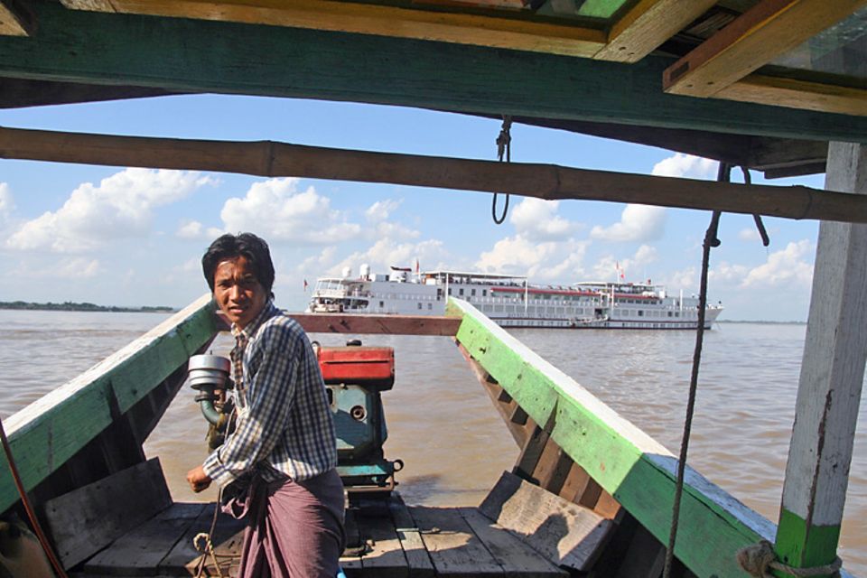 Auf Reede vor Bagan: das in Deutschland gebaute Flussschiff "Road to Mandalay" mit 43 Kabinen, birmanischem Dekor und westlichem Luxus. Das Schiff war ursprünglich als "MS Nederland/Elbresidenz" auf Rhein und Elbe unterwegs