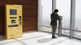 Anderswo stehen Automaten für Erfrischungsgetränke oder Kaffee zum Mitnehmen. Im Burj Khalifa gibt es "Gold to go" in 442 Metern Höhe. Die Souvenir-Maschine akzeptiert Geldscheine oder Kreditkarten und spuckt Goldbarren aus
