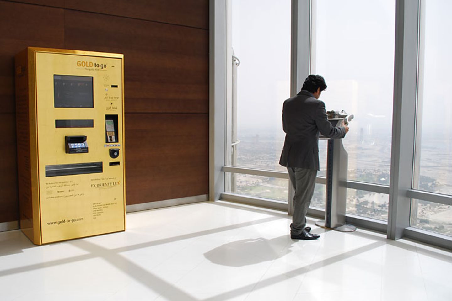Anderswo stehen Automaten für Erfrischungsgetränke oder Kaffee zum Mitnehmen. Im Burj Khalifa gibt es "Gold to go" in 442 Metern Höhe. Die Souvenir-Maschine akzeptiert Geldscheine oder Kreditkarten und spuckt Goldbarren aus