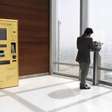 Anderswo stehen Automaten für Erfrischungsgetränke oder Kaffee zum Mitnehmen. Im Burj Khalifa gibt es "Gold to go" in 442 Metern Höhe. Die Souvenir-Maschine akzeptiert Geldscheine oder Kreditkarten und spuckt Goldbarren aus