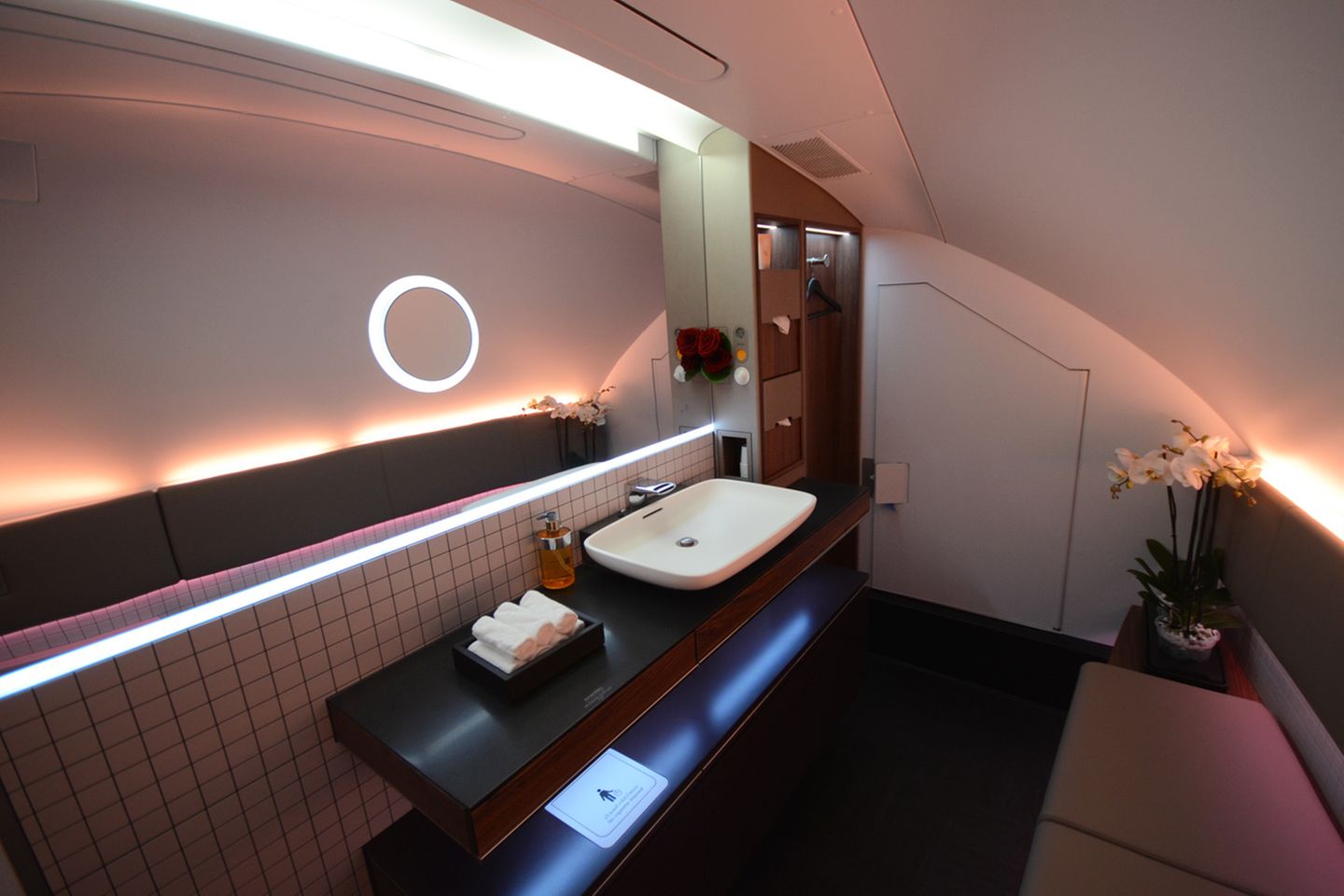 Im Oberdeck übersteigen die Ausmaße der Toiletten der First Class die Größe vieler Badezimmer von Drei-Zimmer-Wohnungen. Statt auf glitzernde Opulenz und Duschen wie bei Emirates in der ersten Klasse setzt Qatar auf die klare Optik eines Designer-Hotels.