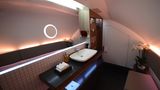 Im Oberdeck übersteigen die Ausmaße der Toiletten der First Class die Größe vieler Badezimmer von Drei-Zimmer-Wohnungen. Statt auf glitzernde Opulenz und Duschen wie bei Emirates in der ersten Klasse setzt Qatar auf die klare Optik eines Designer-Hotels.