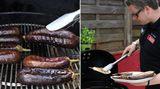 Das Fruchtfleisch nach unten! Und nicht direkt über die Kohlen legen.