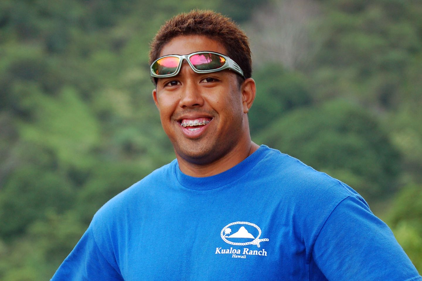 Hawaii-Inseln Oahu und Kauai: Hawaiianer Student und Busfahrer Jeff kennt wie fast alle männlichen Insulaner weder Schlips noch Kragen, sondern trägt nur T-Shirt oder Hawaiihemd. Die Bevölkerung gibt sich betont locker und multikulturell. Tourismus und Militär sind die wichtigsten Arbeitgeber. Viele Gesichter verdeutlichen die geografische Lage: Hawaii liegt am Schnittpunkt mehrerer Kulturen, zwischen Nordamerika, Asien und Polynesien. Hawaiianer Student und Busfahrer Jeff kennt wie fast alle männlichen Insulaner weder Schlips noch Kragen, sondern trägt nur T-Shirt oder Hawaiihemd. Die Bevölkerung gibt sich betont locker und multikulturell. Tourismus und Militär sind die wichtigsten Arbeitgeber. Viele Gesichter verdeutlichen die geografische Lage: Hawaii liegt am Schnittpunkt mehrerer Kulturen, zwischen Nordamerika, Asien und Polynesien.