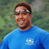 Hawaiianer  Student und Busfahrer Jeff kennt wie fast alle männlichen Insulaner weder Schlips noch Kragen, sondern trägt nur T-Shirt oder Hawaiihemd. Die Bevölkerung gibt sich betont locker und multikulturell. Tourismus und Militär sind die wichtigsten Arbeitgeber. Viele Gesichter verdeutlichen die geografische Lage: Hawaii liegt am Schnittpunkt mehrerer Kulturen, zwischen Nordamerika, Asien und Polynesien.