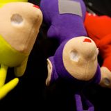 Laa-Laa, Tinky-Winky, Po und Dipsy - Menschkind hat sie alle erwischt. Doch den Teletubbies nahm er nur das Augenlicht.