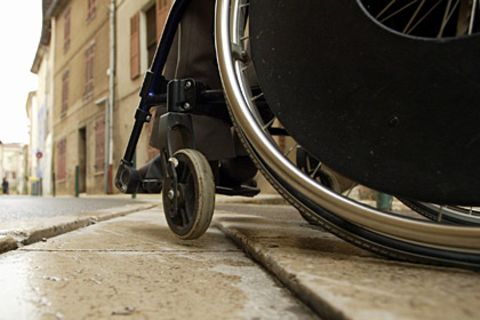 Mit der neuen Technik könnten vollständig Gelähmte zum Beispiel den Rollstuhl selbst steuern