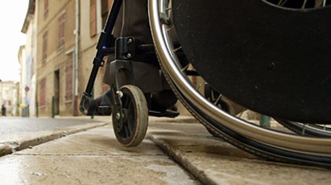 Mit der neuen Technik könnten vollständig Gelähmte zum Beispiel den Rollstuhl selbst steuern
