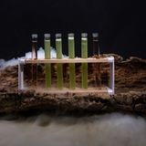 Pocket Rocket  Die Kunst des Bartenders hat auch immer ein wenig etwas von Laborarbeit. Was läge da näher als ein Drink in einem Reagenzglas? Nebenbei passt der Drink so in jede Jackentasche – aber nicht zu warm werden lassen!  Zutaten (für ca. 14 Drinks):  200ml Wodka  250ml Maracujasaft  60ml frisch gepresster Limettensaft  20ml Mandelsirup  50ml Kokossirup  1 Hand voll Rucola  2 Barlöffel Citras  Trinkgefäß: Reagenzglas  Zubereitung:  Alle Zutaten in den Mixer geben und pürieren bis eine glatte Flüssigkeit entsteht. Die Flüssigkeit zweimal passieren. Citras vollständig unterrühren. Es hilft, die kräftige grüne Farbe zu erhalten. Den Drink in Reagenzgläser füllen. Anschließend kalt stellen.