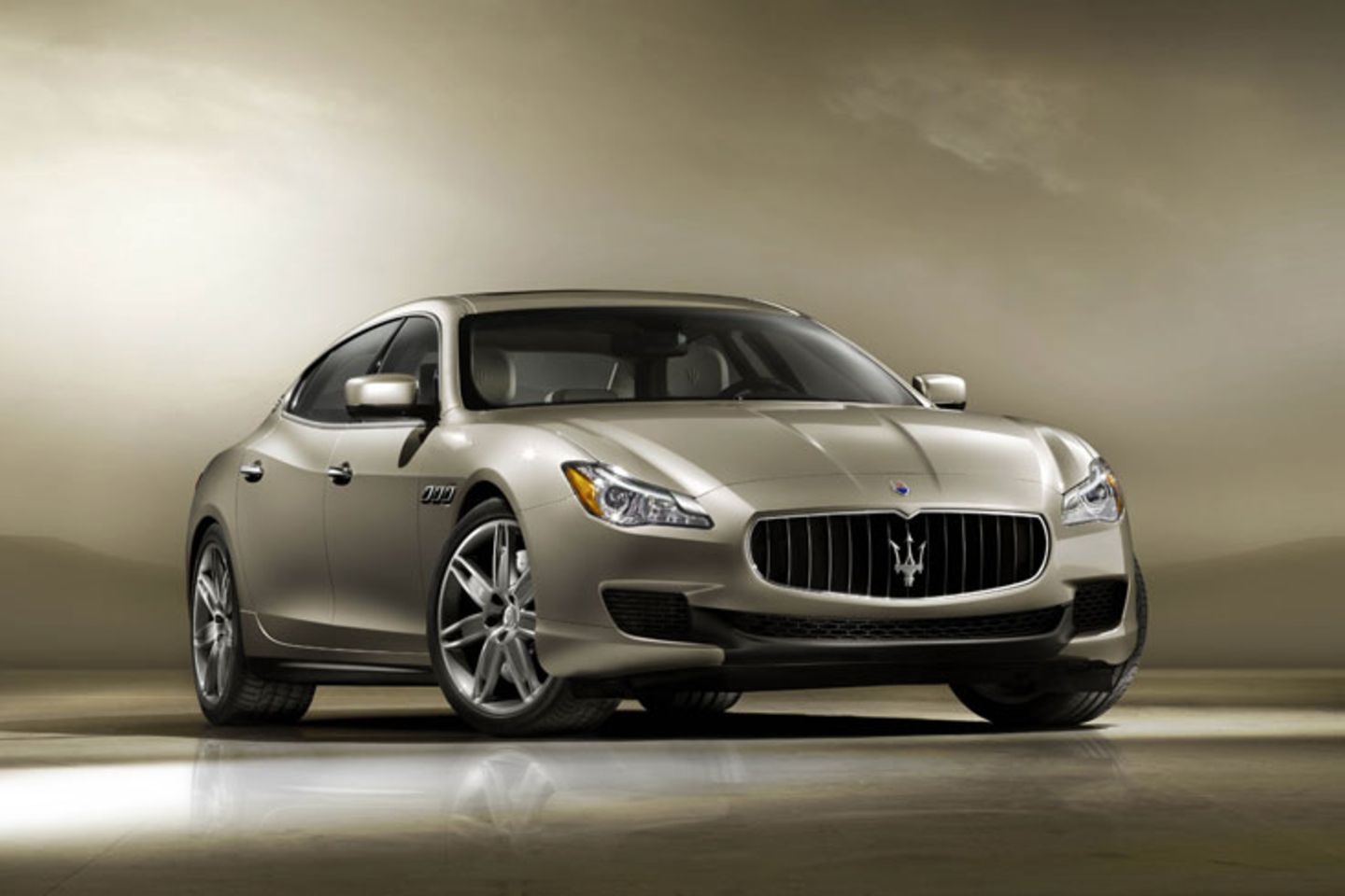 Maserati Quattroporte     Technisch gibt es inzwischen bessere Autos. Aber die Klasse schielt auf ein Vorbild und zumindest bei der Ausstrahlung kann noch niemand mit dem Klassiker, dem Maserati Quattroporte, mithalten.