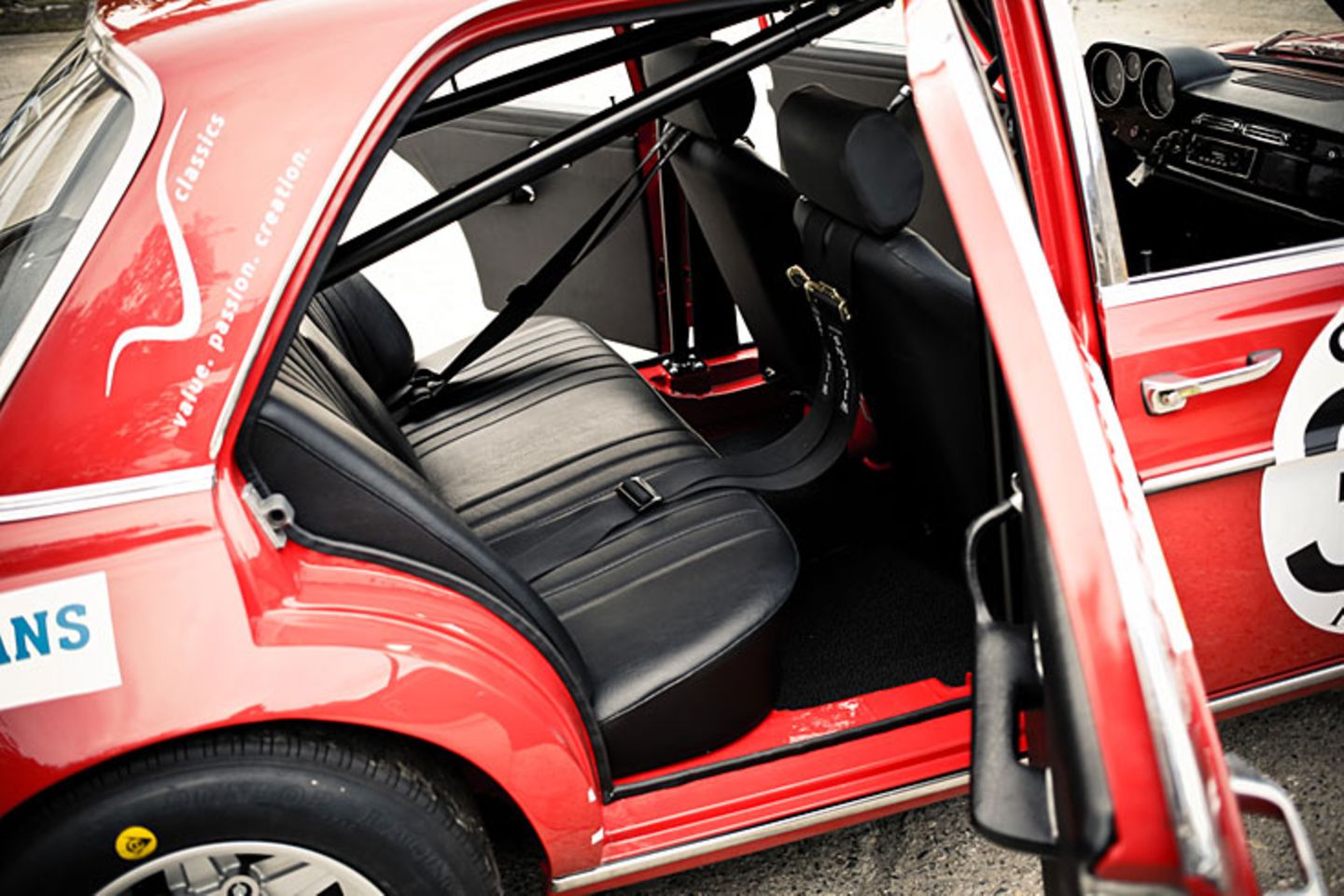 Wie im Original blieb die Rücksitzbank aus dem Basisfahrzeug 300SEL 6.3 an ihrem Platz.