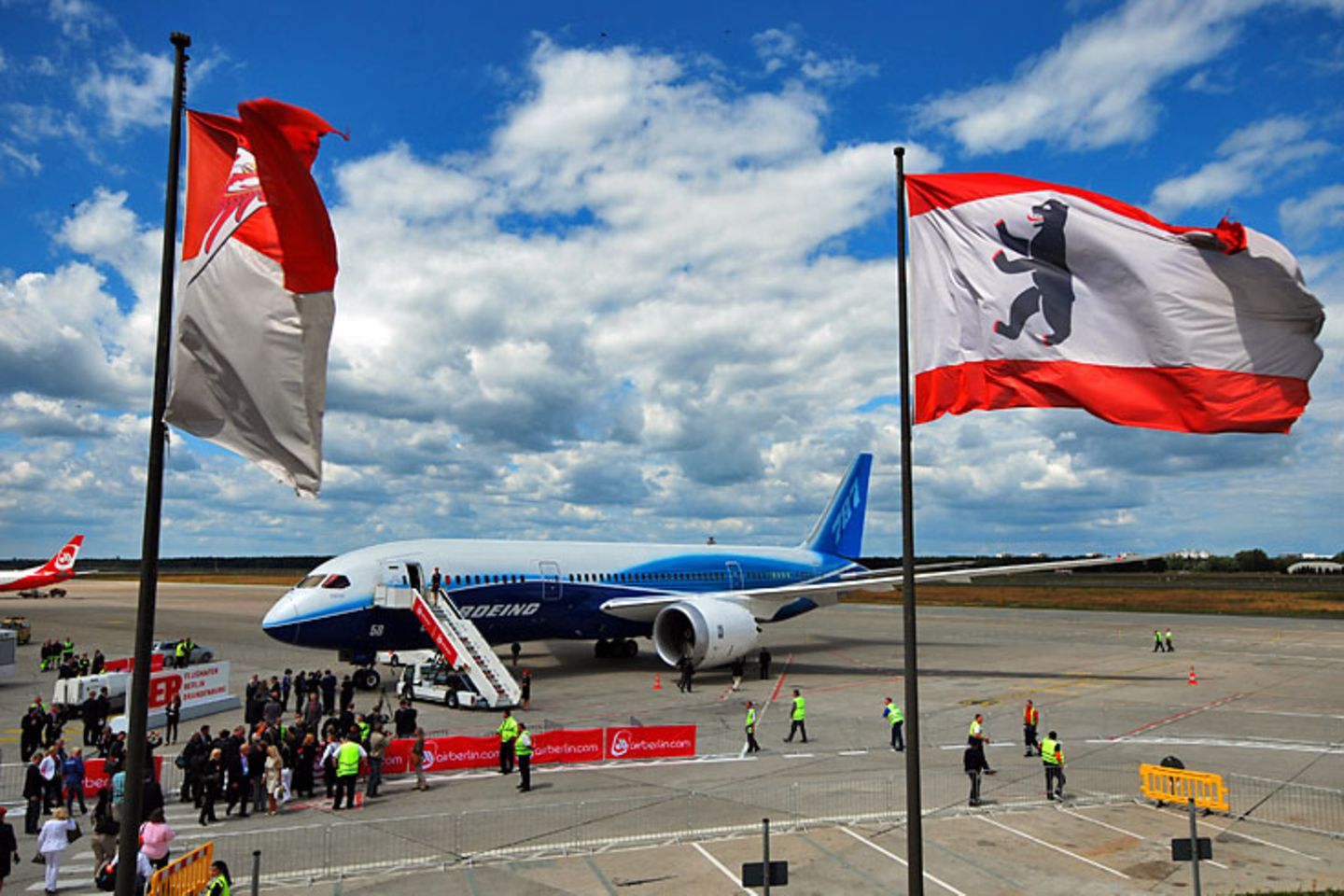 Die Fahnen von Brandenburg und Berlin flattern im Wind: Der Dreamliner ist als Langstreckenflugzeug für maximal 250 Passagiere konzipiert