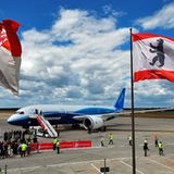 Die Fahnen von Brandenburg und Berlin flattern im Wind: Der Dreamliner ist als Langstreckenflugzeug für maximal 250 Passagiere konzipiert