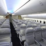 Im Mock-up, einer Attrappe der Boeing 787, für potenzielle Kunden: Fluggesellschaften, die den Dreamliner bereits im Einsatz haben, schwärmen von einer Treibstoffeinsparung von 20 Prozent. 60 Airlines haben mehr als 1000 Exemplare bei Boeing bestellt, darunter auch Air Berlin als einzige deutsche Fluggesellschaft. Doch die Order von 25 Maschinen mit einer Option auf 25 weitere aus dem Jahre 2007 wurde erheblich reduziert und auf die gestreckte Version vom Typ 787-9 umgewandelt, wie eine Sprecherin auf Anfrage bestätigt: Die Auslieferung sei jetzt für das Jahr 2018 geplant.