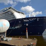 Der Moment, wo die Flasche an der Bordwand zerspringt, der Champagner über dem Schriftzug "Seeluft" spritzt und der Schiffsname sichtbar wird. Bei der Ballonfahrt mit artistischer Einlage von Helene Fischer und der Taufe geht alles gut: "Ich taufe dich auf den Namen 'Mein Schiff 3'", ruft Helene Fischer. "Und wünsche dir immer eine Handbreit Wasser unterm Kiel."