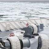 Die große Frage bei einer Reise im Ross-Meer: Wo und wann gelingt es, in dieses riesige Seegebiet einzufahren? Denn durch einen riesigen, sich im Uhrzeigersinn drehenden Meereswirbel öffnet sich das Eis erst einmal nur in der Mitte. Es verbleibt ein nur schwer zu durchdringender Eisgürtel.