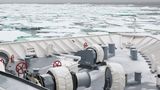 Die große Frage bei einer Reise im Ross-Meer: Wo und wann gelingt es, in dieses riesige Seegebiet einzufahren? Denn durch einen riesigen, sich im Uhrzeigersinn drehenden Meereswirbel öffnet sich das Eis erst einmal nur in der Mitte. Es verbleibt ein nur schwer zu durchdringender Eisgürtel.