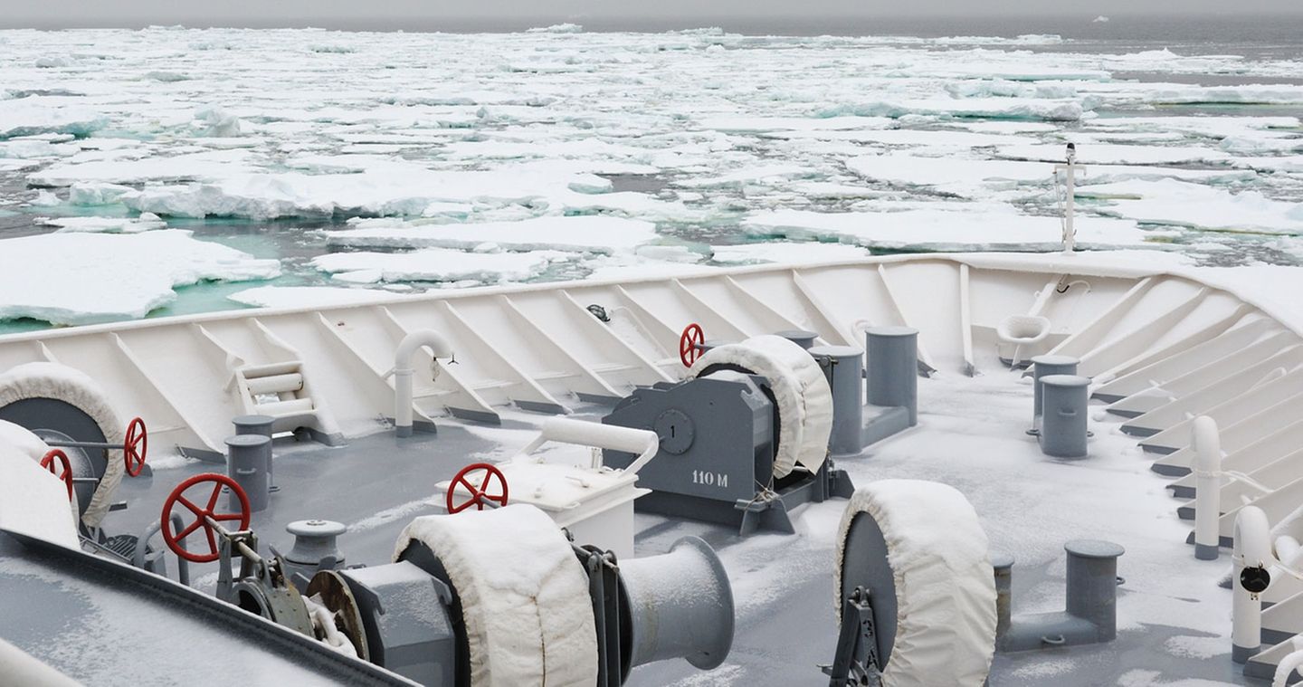 Durchs Südpolarmeer: Die große Frage bei einer Reise im Ross-Meer: Wo und wann gelingt es, in dieses riesige Seegebiet einzufahren? Denn durch einen riesigen, sich im Uhrzeigersinn drehenden Meereswirbel öffnet sich das Eis erst einmal nur in der Mitte. Es verbleibt ein nur schwer zu durchdringender Eisgürtel. Die große Frage bei einer Reise im Ross-Meer: Wo und wann gelingt es, in dieses riesige Seegebiet einzufahren? Denn durch einen riesigen, sich im Uhrzeigersinn drehenden Meereswirbel öffnet sich das Eis erst einmal nur in der Mitte. Es verbleibt ein nur schwer zu durchdringender Eisgürtel.