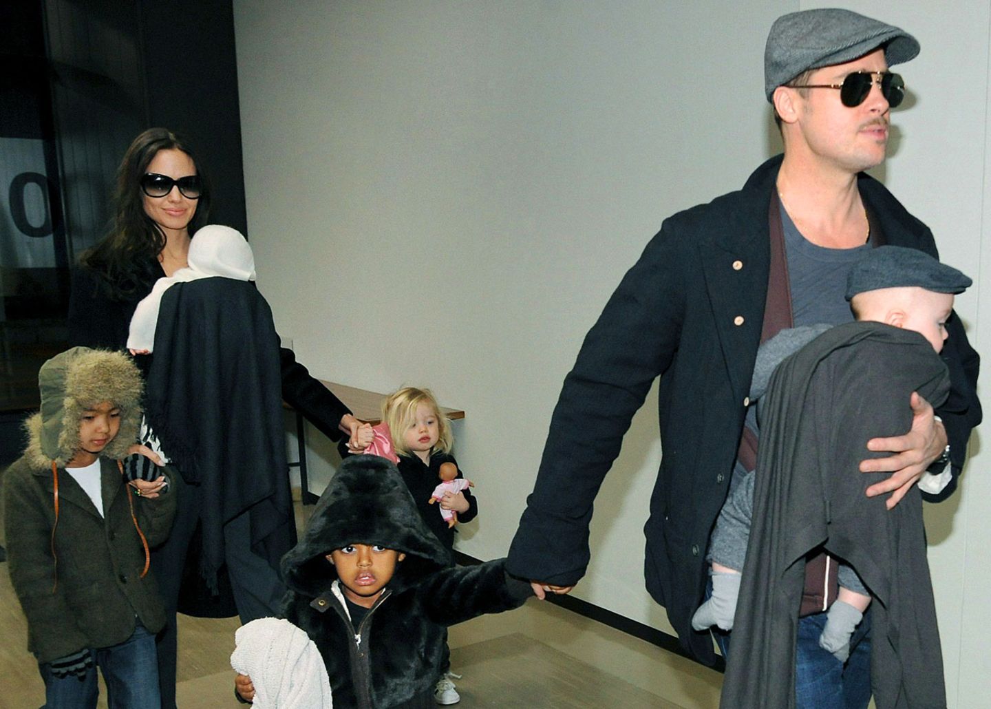 Ex-Paar: Am 12. Juli 2008 kamen in Nizza die Zwillinge Knox Léon und Vivienne Marcheline zur Welt. Die ersten Babyfotos verkaufen Jolie und Pitt erneut an das "People"-Magazin – für sagenhafte 14 Millionen Dollar. Das Geld ging an die 2003 gegründete "Maddox Jolie-Pitt Foundation", die wohltätige Organisationen auf der ganzen Welt unterstützt. Am 12. Juli 2008 kamen in Nizza die Zwillinge Knox Léon und Vivienne Marcheline zur Welt. Die ersten Babyfotos verkaufen Jolie und Pitt erneut an das "People"-Magazin – für sagenhafte 14 Millionen Dollar. Das Geld ging an die 2003 gegründete "Maddox Jolie-Pitt Foundation", die wohltätige Organisationen auf der ganzen Welt unterstützt.