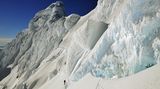 Am 2. April gegen 4 Uhr blinkte der erste Stern durch die Wolken, die Fortsetzung des Aufstiegs durch gewaltige Spaltenzonen in der bisher unbezwungene Nordwand des Monte Sarmiento wurde in Angriff genommen
