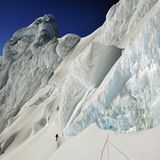 Am 2. April gegen 4 Uhr blinkte der erste Stern durch die Wolken, die Fortsetzung des Aufstiegs durch gewaltige Spaltenzonen in der bisher unbezwungene Nordwand des Monte Sarmiento wurde in Angriff genommen