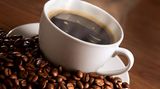 Röstkaffee - 18.857 Liter pro Kilogramm Kaffee ist das Lieblingsgetränk der Deutschen: Der Pro-Kopf-Verbrauch lag 2013 bei 165 Liter, vor Bier, Wasser oder Tee. Doch bis der Kaffee in der Tasse brüht, ist viel Aufwand und Energie nötig - und Wasser. Für ein Kilogramm gerösteten Kaffee braucht es laut Hoekstra 18.857 Liter Wasser, für eine Tasse mit sieben Gramm Röstkaffee werden 132 Liter fällig.   Der Wasserfußabdruck errechnet sich wie folgt: Die Kaffeeplanze braucht Wasser, um zu wachsen. Der Farmer benötigt Treibstoff und Maschinen, deren Produktion ebenfalls Wasser benötigt. Die Helfer auf der Plantage müssen kochen und waschen, der Kaffee muss gereinigt werden. Auch für die Veredlung, den Transport und den Zwischenhandel wird Wasser benötigt - bis hin zum Trinkwasser, mit dem die Kaffeemaschine befüllt wird.   Hinzu kommen noch der Abwasch sowie das Wasser für die Produktion von Milch und Zucker. Zusammen mit Kollegen kam Hoekstra zu dem Schluss, dass allein ein Latte Macchiato zum Mitnehmen rund 200 Liter Wasser benötigt - mehr als eine Badewannenfüllung.
