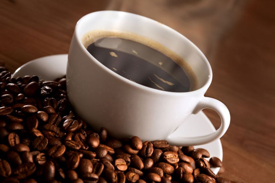 Röstkaffee - 18.857 Liter pro Kilogramm Kaffee ist das Lieblingsgetränk der Deutschen: Der Pro-Kopf-Verbrauch lag 2013 bei 165 Liter, vor Bier, Wasser oder Tee. Doch bis der Kaffee in der Tasse brüht, ist viel Aufwand und Energie nötig - und Wasser. Für ein Kilogramm gerösteten Kaffee braucht es laut Hoekstra 18.857 Liter Wasser, für eine Tasse mit sieben Gramm Röstkaffee werden 132 Liter fällig.   Der Wasserfußabdruck errechnet sich wie folgt: Die Kaffeeplanze braucht Wasser, um zu wachsen. Der Farmer benötigt Treibstoff und Maschinen, deren Produktion ebenfalls Wasser benötigt. Die Helfer auf der Plantage müssen kochen und waschen, der Kaffee muss gereinigt werden. Auch für die Veredlung, den Transport und den Zwischenhandel wird Wasser benötigt - bis hin zum Trinkwasser, mit dem die Kaffeemaschine befüllt wird.   Hinzu kommen noch der Abwasch sowie das Wasser für die Produktion von Milch und Zucker. Zusammen mit Kollegen kam Hoekstra zu dem Schluss, dass allein ein Latte Macchiato zum Mitnehmen rund 200 Liter Wasser benötigt - mehr als eine Badewannenfüllung.