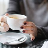 Warum Kaffee beim Gehen aus der Tasse schwappt  Das kennt jeder: Eine volle Tasse Kaffee ist gar nicht so leicht aus der Büroküche zurück an den Arbeitsplatz zu transportieren. Trotzdem habe noch niemand dieses weit verbreitete Phänomen erforscht, schreiben Rouslan Krechetnikov und sein Student Hans Meyer von der Universität Kalifornien in dem Fachblatt "Physical Review E". Die beiden nahmen's in Angriff und ließen Probanden mit unterschiedlich stark befüllten Kaffeebechern in ihrem Labor verschieden schnell auf und ab marschieren. Mal behielten die Versuchsteilnehmer den Kaffee dabei im Auge, mal richteten sie ihre Aufmerksamkeit nicht darauf.  Das eigens entwickelte mathematische Modell zeigte: Beeinflusst wird die Schwappgefahr durch die Bechergröße, die Eigenschaften der Flüssigkeit und die Gangart. Was also tun? Der Rat der Experten: langsam gehen, Becher nicht randvoll machen und den Kaffee nicht aus den Augen lassen. Immerhin gab's für diese Erkenntnis 2012 den Ig-Nobelpreis für Flüssigkeitsdynamik.