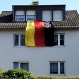 Bisweilen treibt die nationale Euphorie bizarre Blüten: Weil die Bewohner dieses Hauses ihren Nationalstolz offenbar nur mit einer gigantischen Flagge angemessen ausdrücken können, nehmen sie sogar in Kauf, ein paar Wochen im abgedunkelten Zimmer zu hocken.  Mehr von der Fotografin auf Die Lichtung