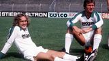 Zwei Weltstars auf dem Rasen des Bökelbergs: Alain Simonsen und Heynckes im Gladbach-Trikot. Übrigens: Der Stürmer wurde in den Jahren 1974 und 1975 auch Torschützenkönig der Bundesliga.