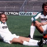 Zwei Weltstars auf dem Rasen des Bökelbergs: Alain Simonsen und Heynckes im Gladbach-Trikot. Übrigens: Der Stürmer wurde in den Jahren 1974 und 1975 auch Torschützenkönig der Bundesliga.