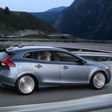 Mit 4,37 Metern ist der V40 nur fünf Zentimeter länger als ein Einser-BMW. Während vorne den Betrachter ein unverkennbares Volvo-Gesicht anblickt, punktet der kompakte Viertürer vor allem in der Seiten- und Heckansicht