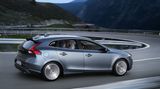 Mit 4,37 Metern ist der V40 nur fünf Zentimeter länger als ein Einser-BMW. Während vorne den Betrachter ein unverkennbares Volvo-Gesicht anblickt, punktet der kompakte Viertürer vor allem in der Seiten- und Heckansicht