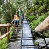Wallis, Schweiz: Am Wasser entlang Sie sind ein ausgeklügeltes Bewässerungssystem im Wallis: die Suonen, offene Gräben, die von Gebirgsbächen das Wasser auf Wiesen und Felder verteilen. Parallel dazu verlaufen Wanderwege, die den großen Vorteil haben, dass sie kaum Gefälle haben. In dem Ort Grächen ist entlang der Wasserleitungen und am Grächner See für die Saison 2015 ein neuer Wasserspielplatz mit "Genussinseln" entstanden.  Infos: www.suone.ch, www.graechen.ch