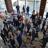 Statt rauschender Eröffnungsparty britisches Understatement. Nach der kurzen Rede greifen die 80 geladenen Gäste zum Champagnerglas und stoßen an, von chinesischer Livemusik untermalt.