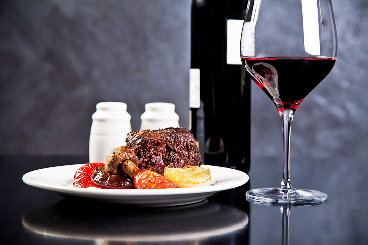 Steak und Wein - bei der Montignac-Methode eine erlaubte Kombination