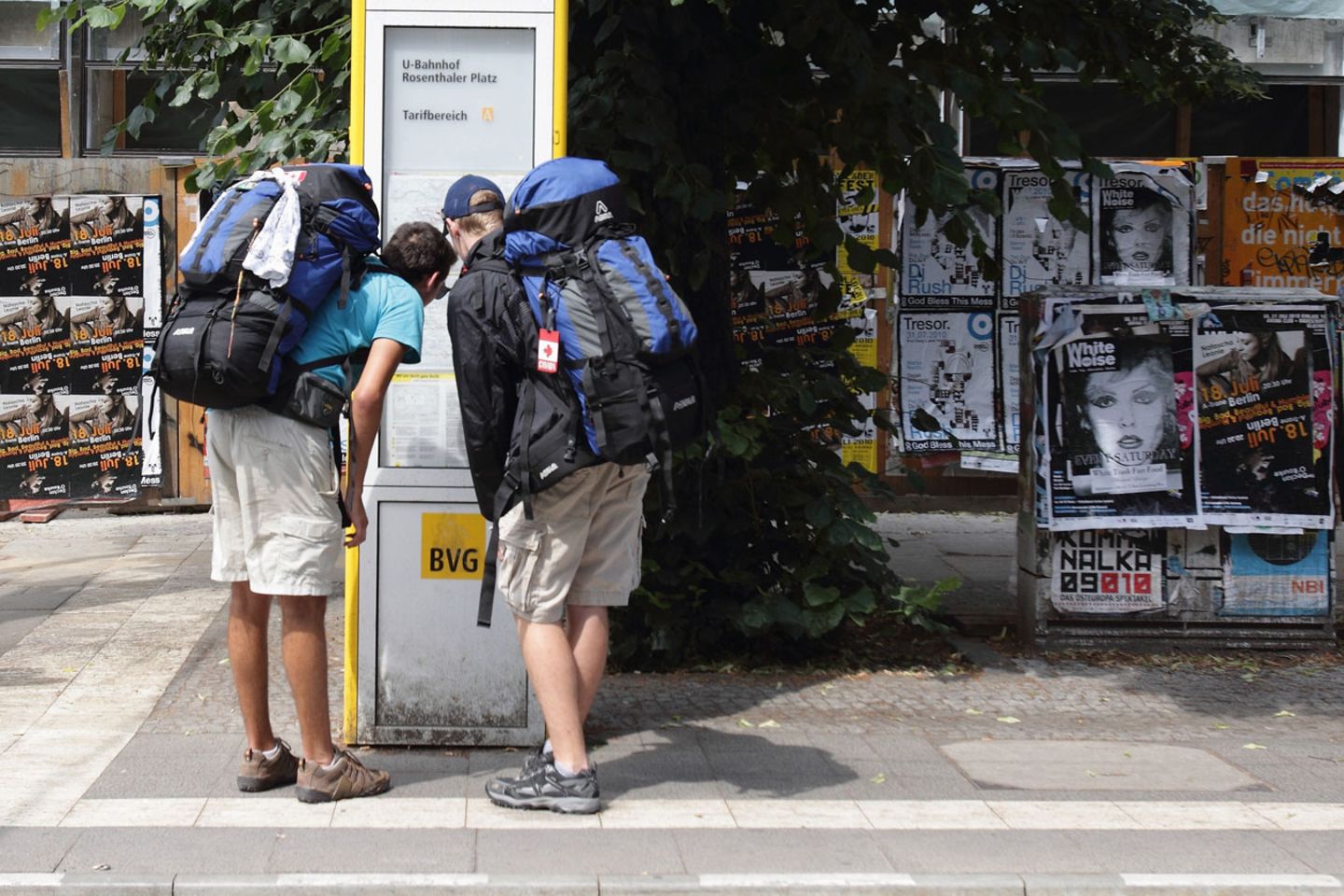 Backpacker auf dem Weg zum Privatquartier